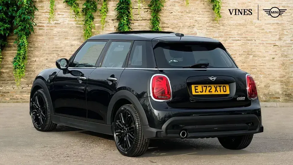 Usado Mini Cooper Exclusive 134 HP (98 kW) 2022 Preto Citadino