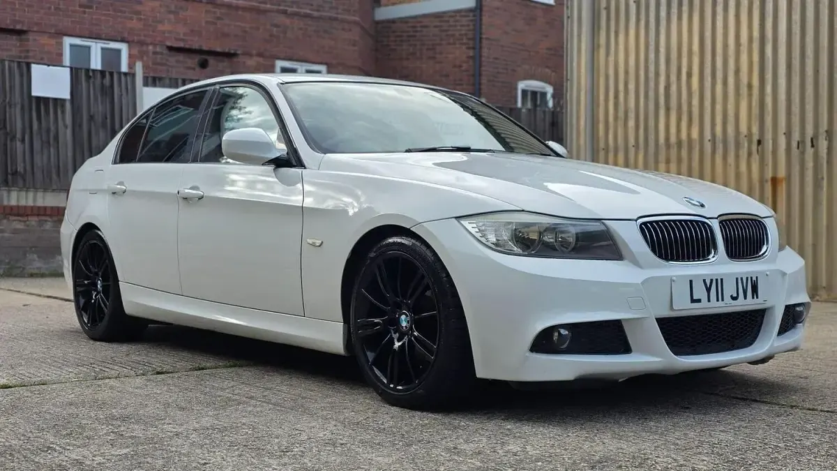 Used BMW 318 Sport Line 2011 White Sedan