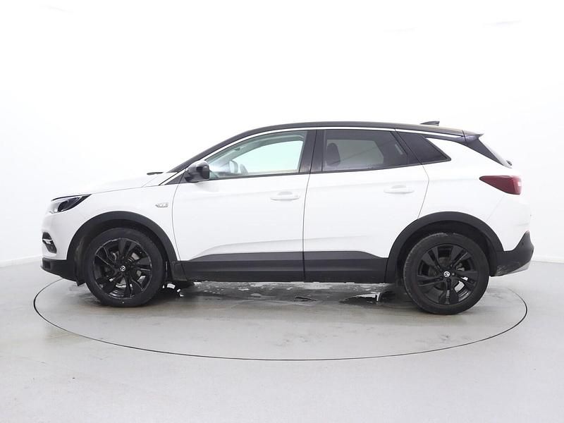 Used Vauxhall Grandland X SRi 130 HP (95 kW) 2022 White SUV