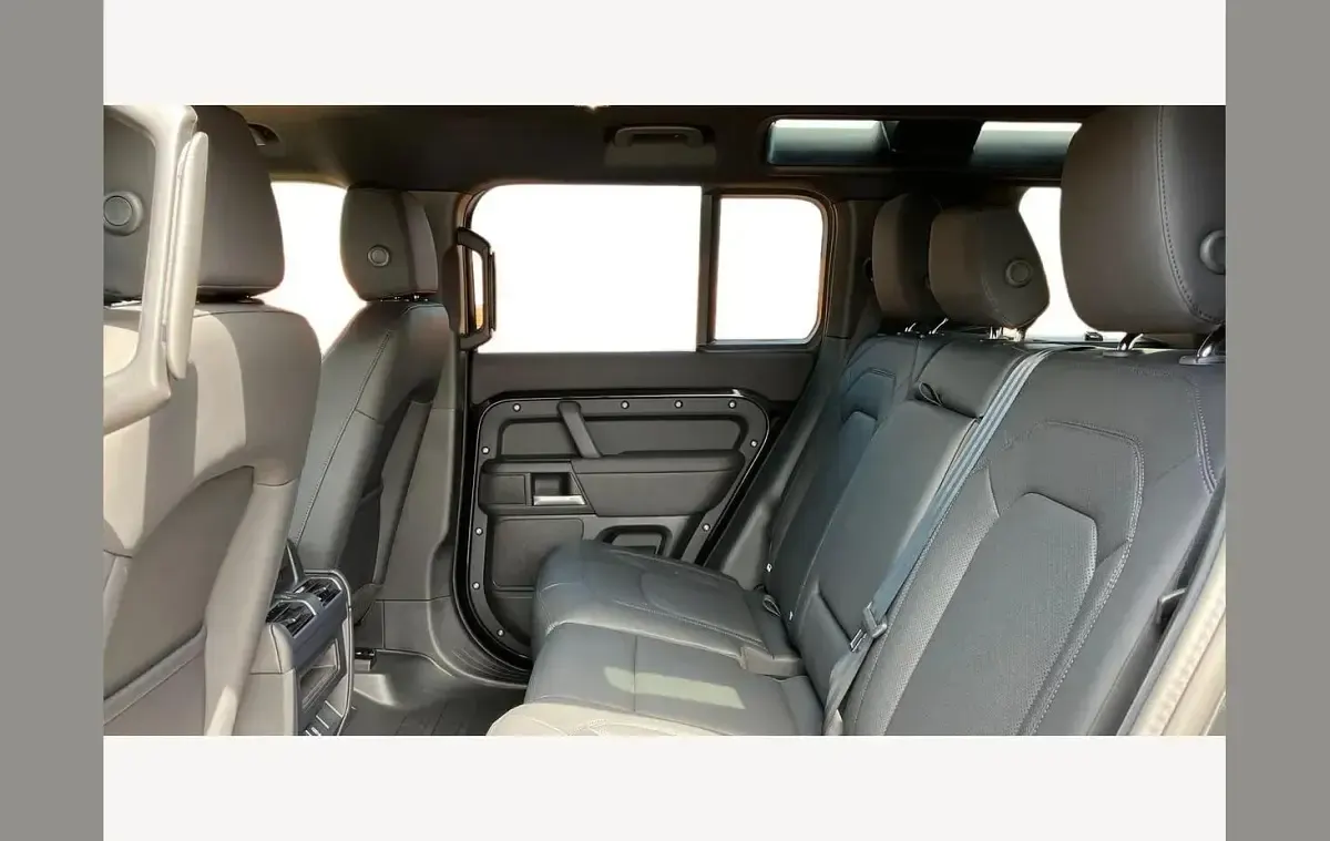 Used Land Rover Defender SE Dynamic 250 HP (183 kW) 2025 Santorini black SUV