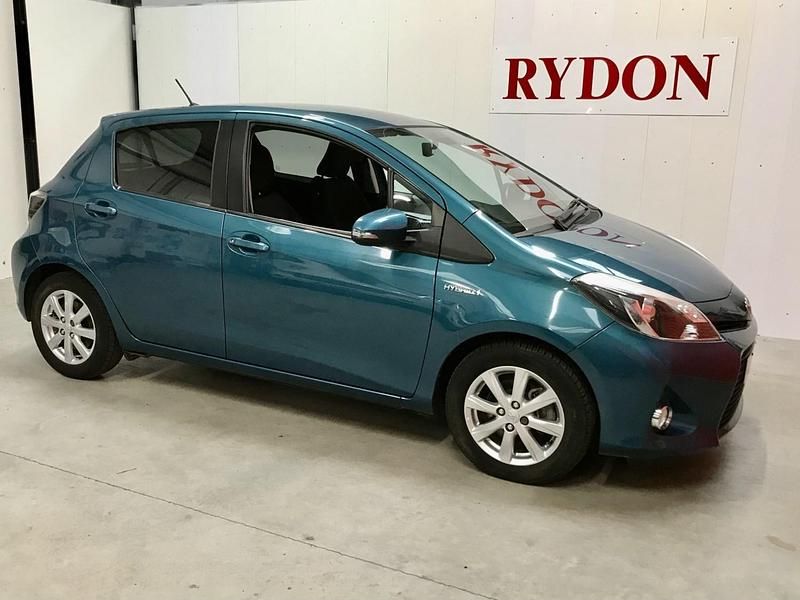 Turquoise Used 2012 Toyota Yaris Hybrid T4 Hatchback | £8,495 - Image 1/4