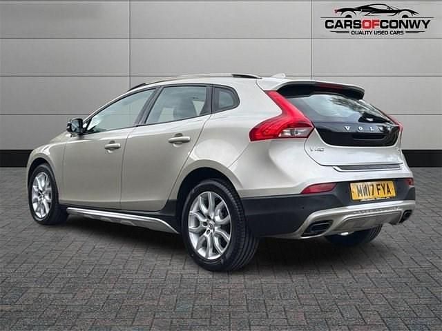 Used Volvo V40 Pro 152 HP (111 kW) 2017 Gold Hatchback