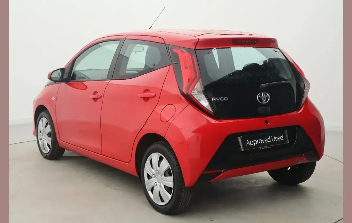 Gebraucht Toyota Aygo X-play 72 PS (52 kW) 2020 Rot Kleinwagen