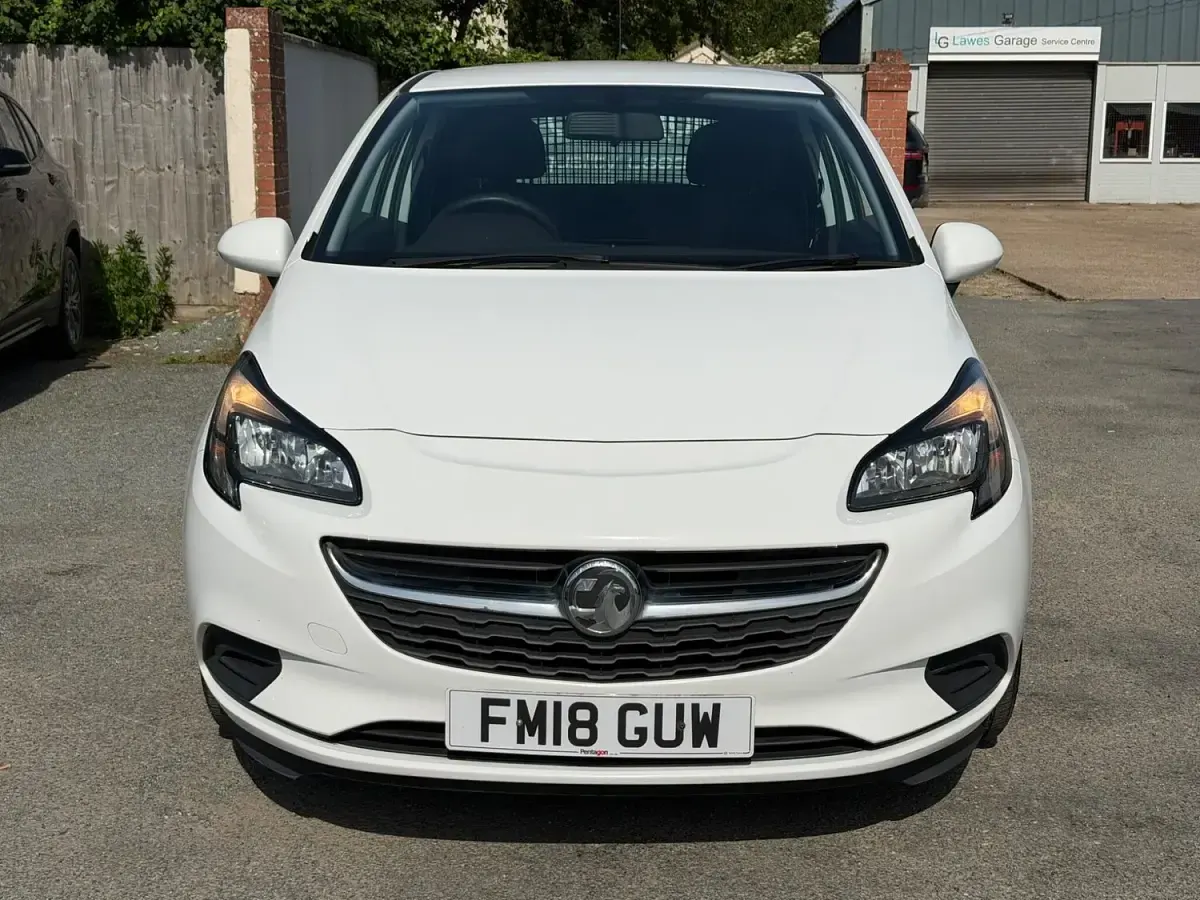 Used Vauxhall Corsa S 95 HP (69 kW) 2018 White Hatchback