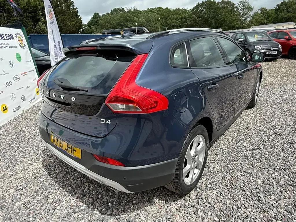 Used Volvo V40 190 HP (139 kW) 2015 Blue Hatchback