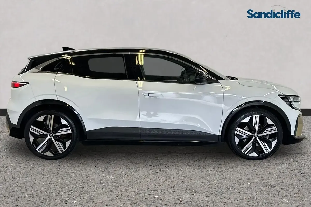 Used Renault Megane E-Tech Iconic 160 kW (218 HP) 2022 White/black Hatchback