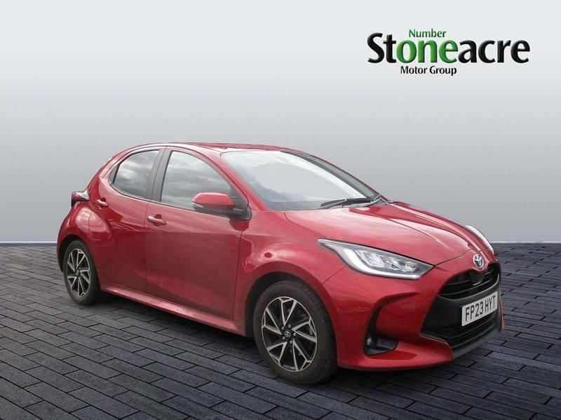 Used Toyota Yaris Hybrid Design 113 HP (83 kW) 2023 Red Hatchback