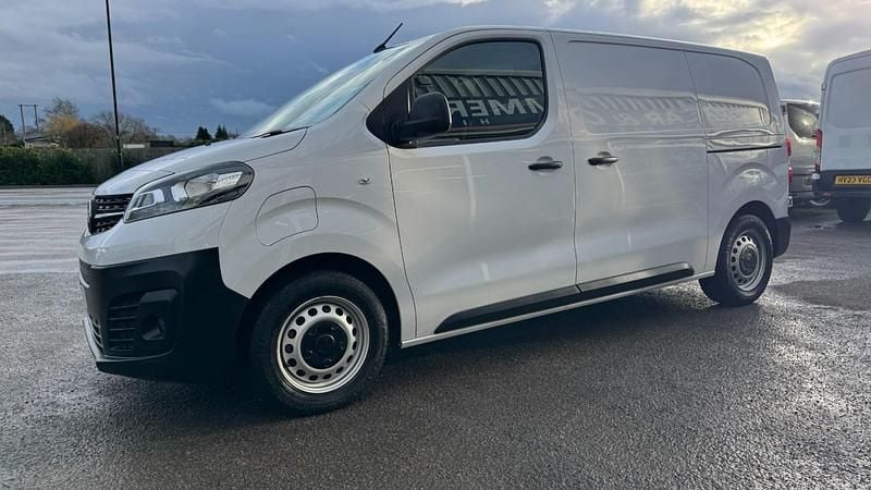 Used Vauxhall Vivaro 100 kW (136 HP) 2022 White MPV