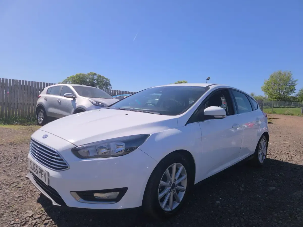 Begagnad Ford Focus Titanium 2015 Vit Halvkombi