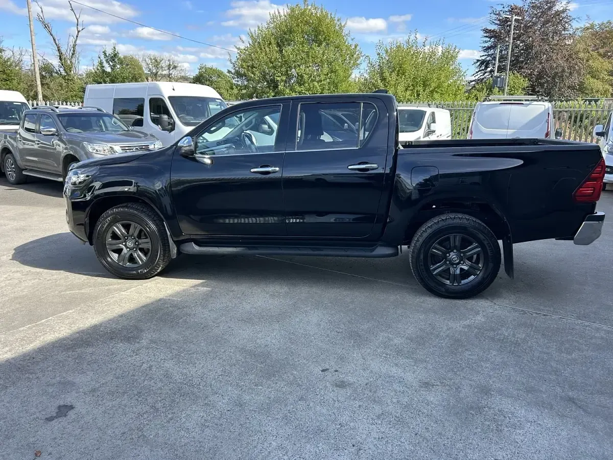 Used Toyota HiLux 150 HP (110 kW) 2023 Black Pickup