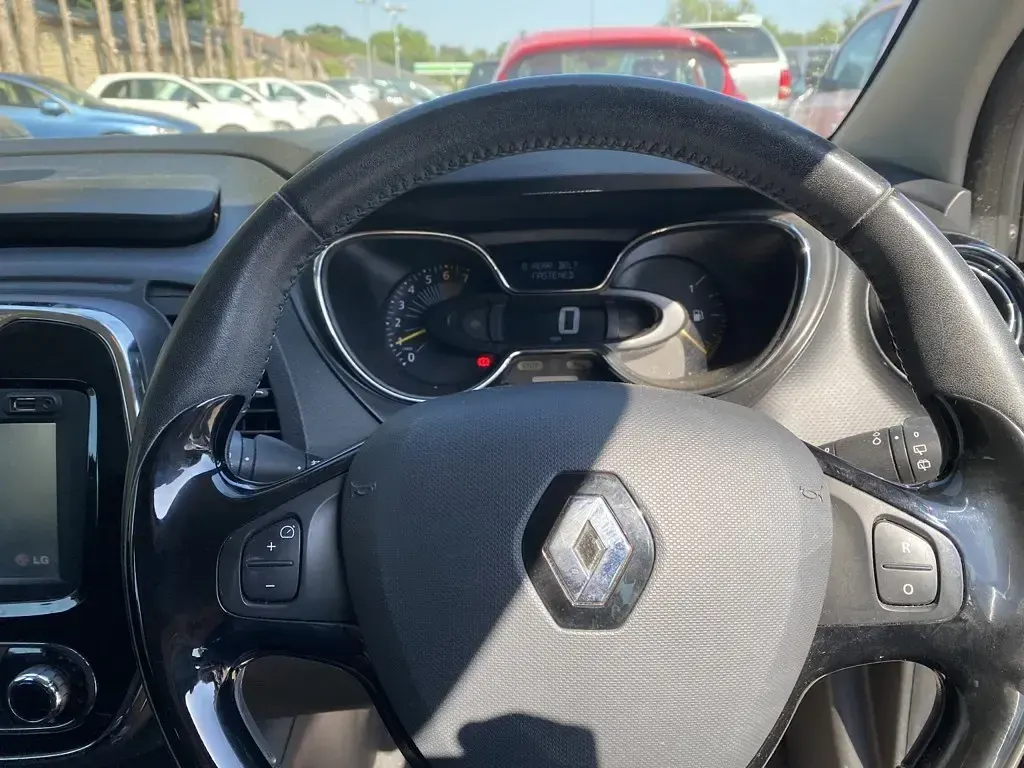 Used Renault Captur Dynamique 90 HP (66 kW) 2015 Black SUV