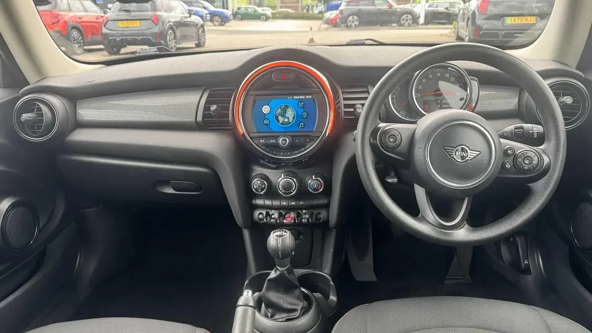 Used Mini Cooper Classic 134 HP (98 kW) 2020 White Hatchback