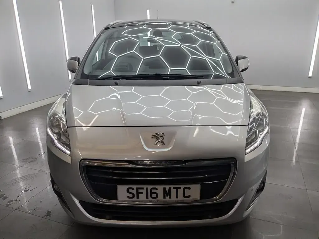 Usado Peugeot 5008 Allure 120 HP (88 kW) 2016 Prateado Monovolume