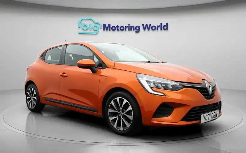 Used Renault Clio Iconic 90 HP (66 kW) 2021 Orange Hatchback