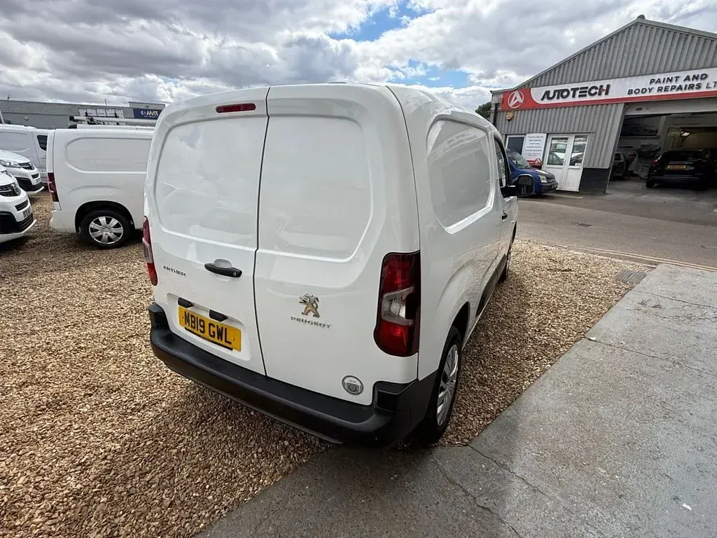 Used Peugeot Partner 2019 White MPV