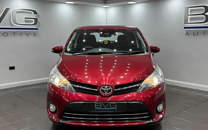 Used Toyota Verso 132 HP (97 kW) 2017 Red MPV