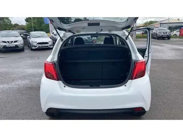 Used Toyota Yaris 99 HP (72 kW) 2017 White Hatchback