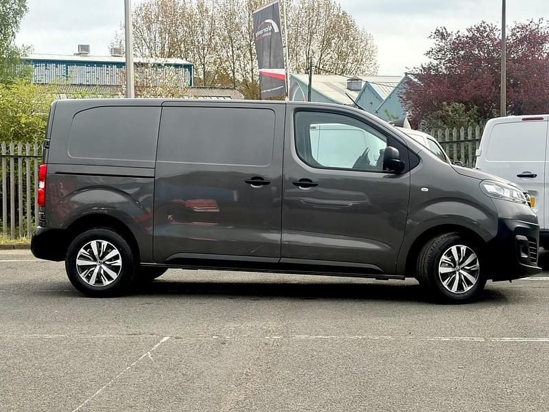 Second-hand Vauxhall Vivaro 100 CP (73 kW) 2023 Gri Monovolum