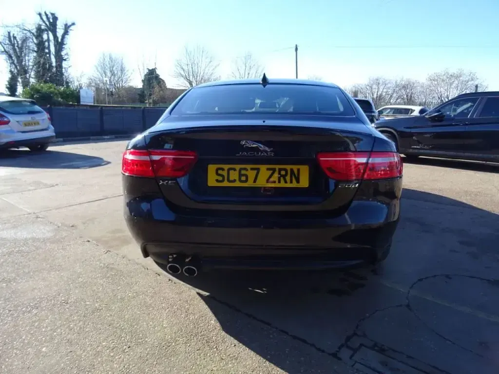 Begagnad Jaguar XE R-Sport 180 HK (132 kW) 2017 Svart Sedan