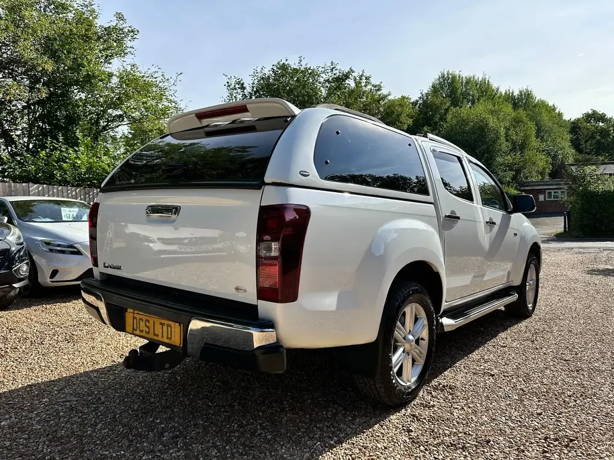 Used Isuzu D-Max 160 HP (117 kW) 2017 White Pickup