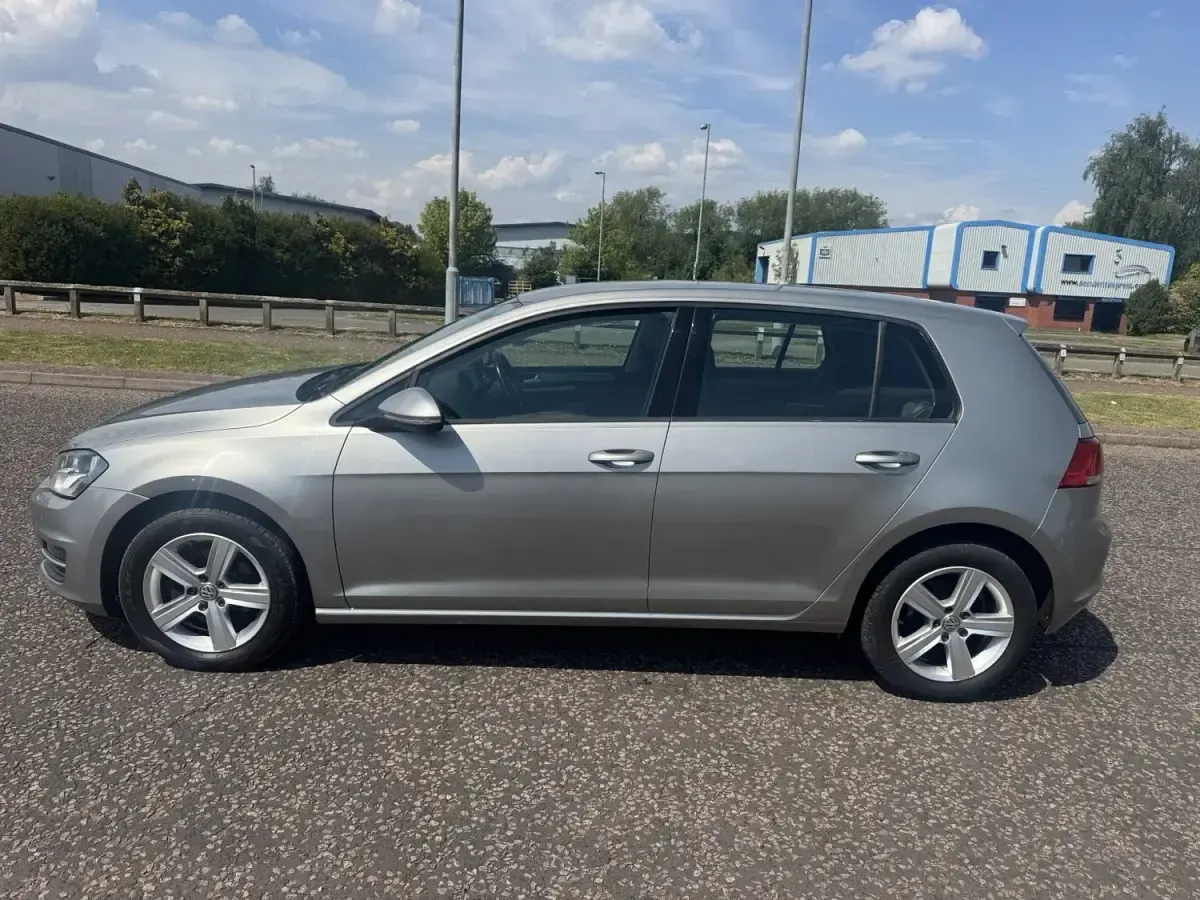 Usado VW Golf VII Match 110 HP (80 kW) 2015 Prateado Citadino