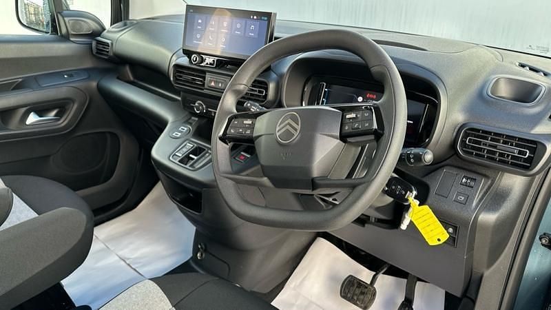 Usado Citroën e-Berlingo 100 kW (136 HP) 2024 Azul Monovolume
