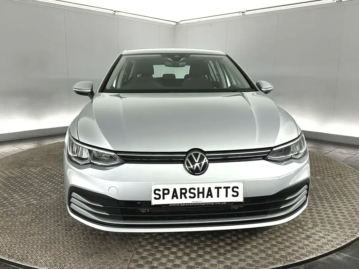 Usado VW Golf VIII Life 150 CV (110 kW) 2023 Plateado Utilitario