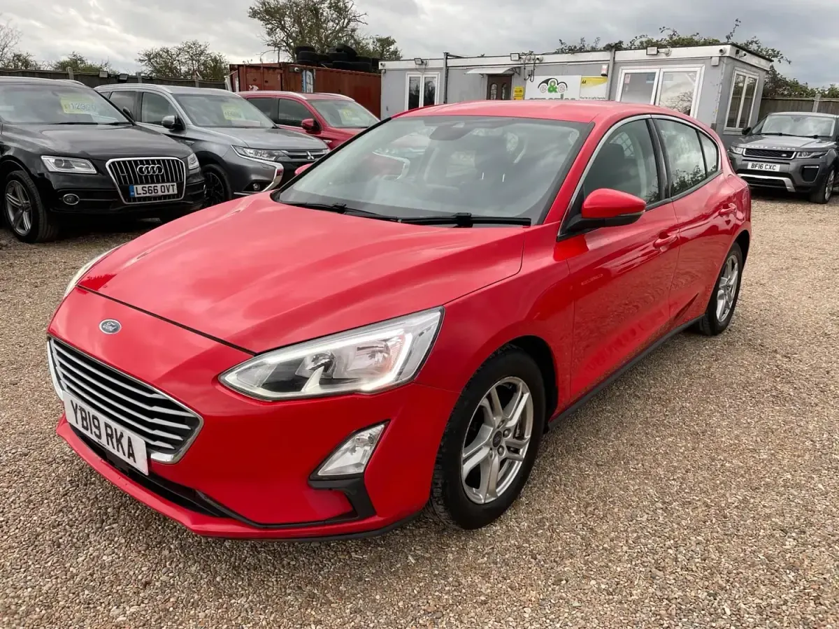 Begagnad Ford Focus Zetec 120 HK (88 kW) 2019 Röd Halvkombi