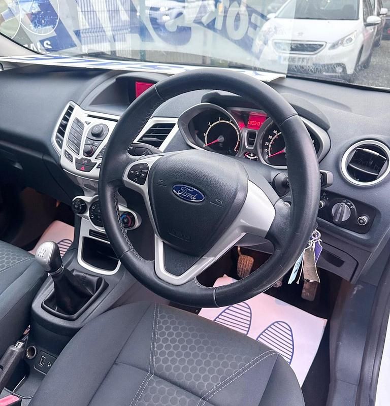 Used Ford Fiesta Zetec 96 HP (70 kW) 2012 White Hatchback