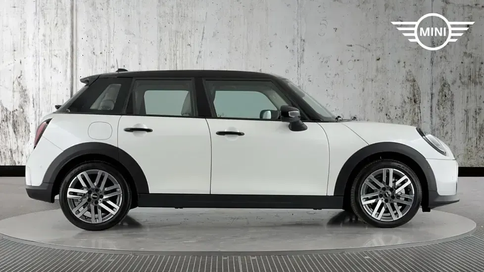 Used Mini Cooper Hatch 113 kW (154 HP) 2025 White Hatchback