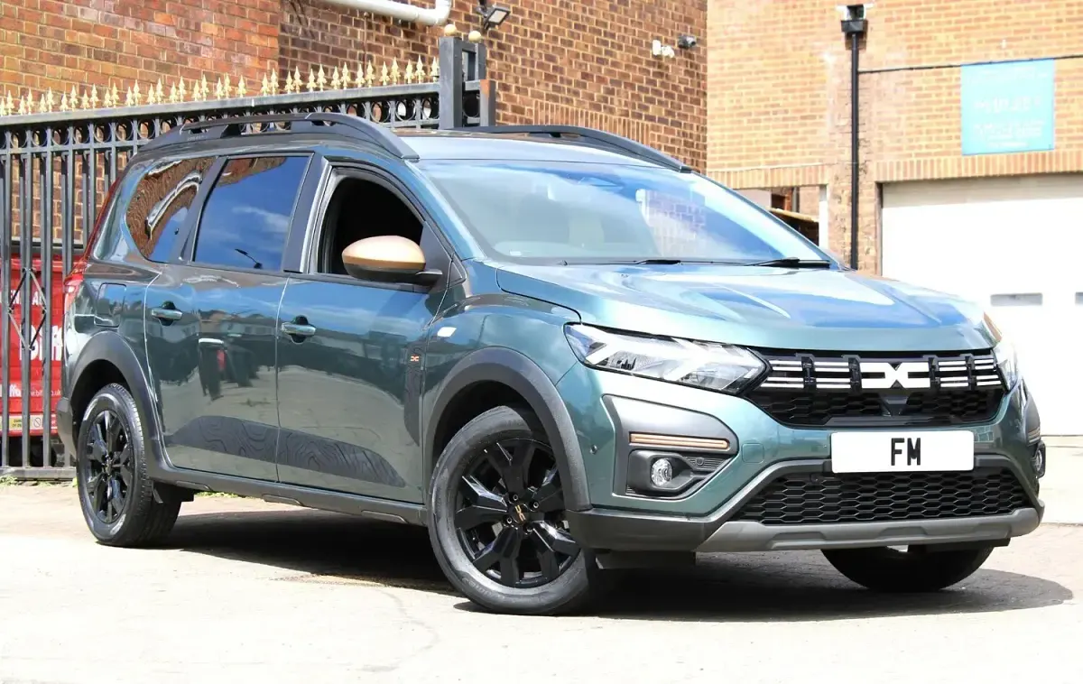 Used Dacia Jogger Extreme 141 HP (103 kW) 2025 Green MPV