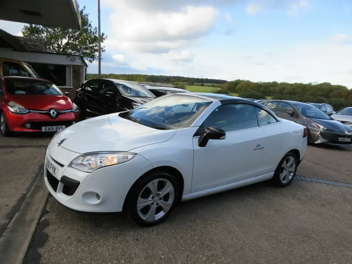 Used Renault Mégane Cabriolet Dynamique 128 HP (94 kW) 2011 White Cabriolet