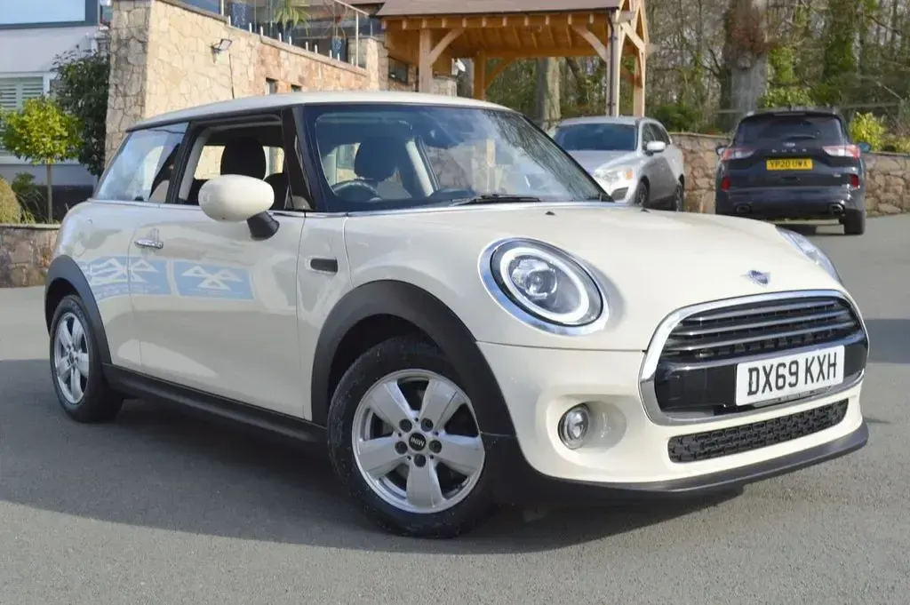 Used Mini Cooper Classic 136 HP (100 kW) 2019 White Hatchback