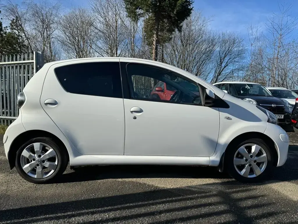 Used Toyota Aygo 67 HP (49 kW) 2011 White Hatchback