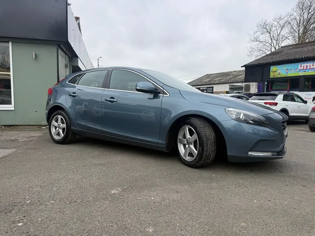 Used Volvo V40 SE 115 HP (84 kW) 2013 Blue Hatchback