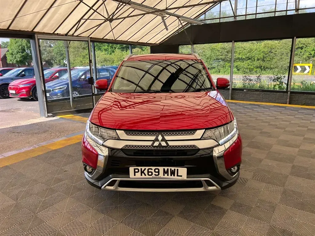 Used Mitsubishi Outlander 150 HP (110 kW) 2019 Red SUV