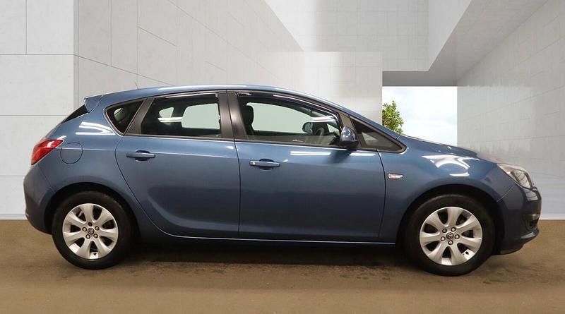 Used Vauxhall Astra Design Edition 115 HP (84 kW) 2014 Blue Hatchback