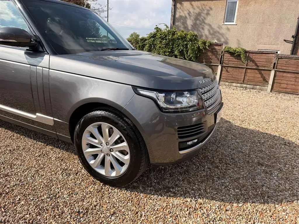 Begagnad Land Rover Range Rover Vogue 306 HK (225 kW) 2017 Grå SUV