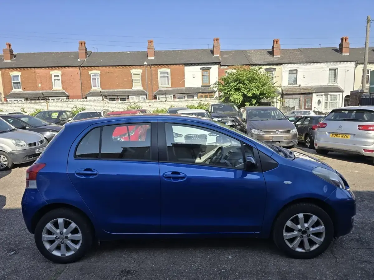 Used Toyota Yaris 69 HP (50 kW) 2011 Blue Hatchback