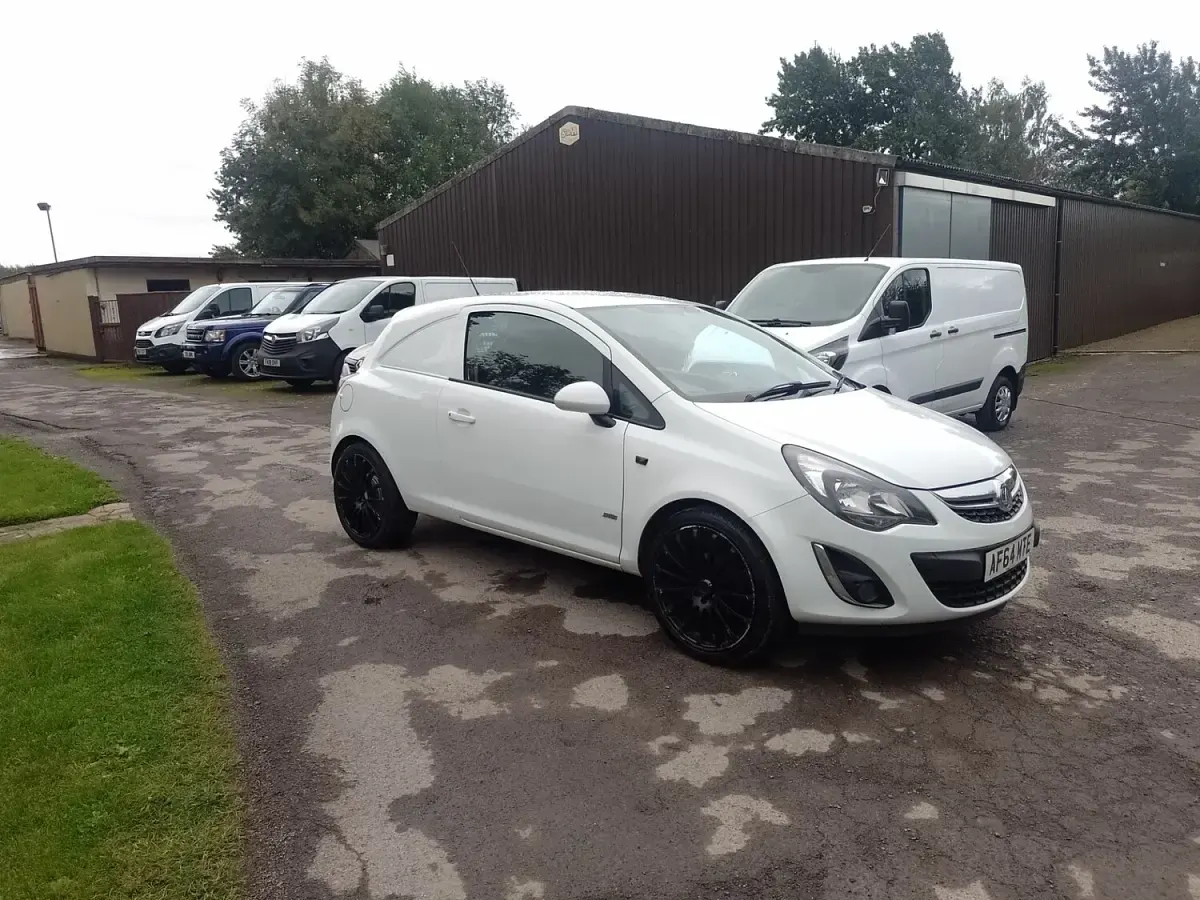 Używany Vauxhall Corsa Sportive 95 KM (69 kW) 2014 Biały Van