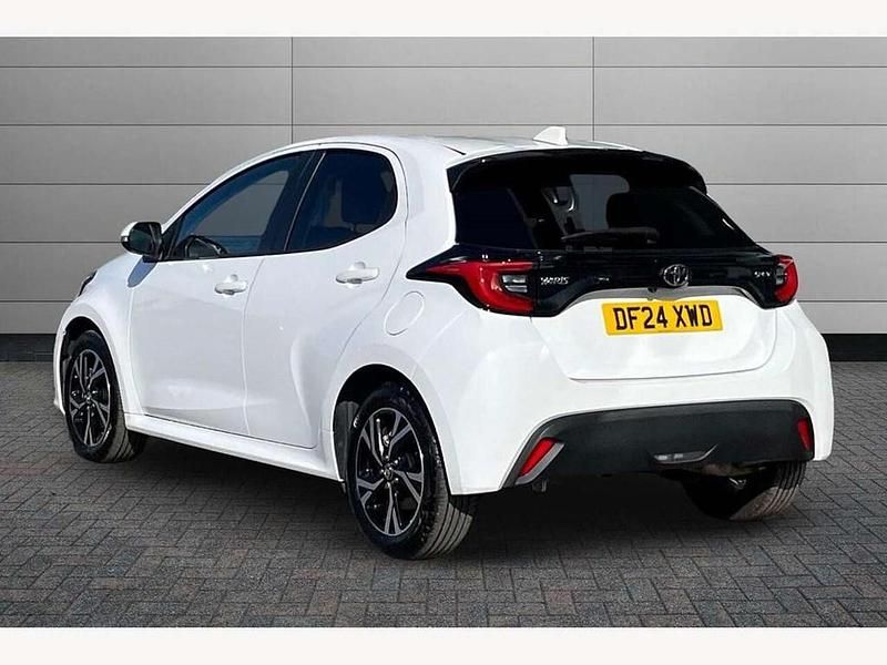 Used Toyota Yaris Hybrid Design 116 HP (85 kW) 2024 White Hatchback