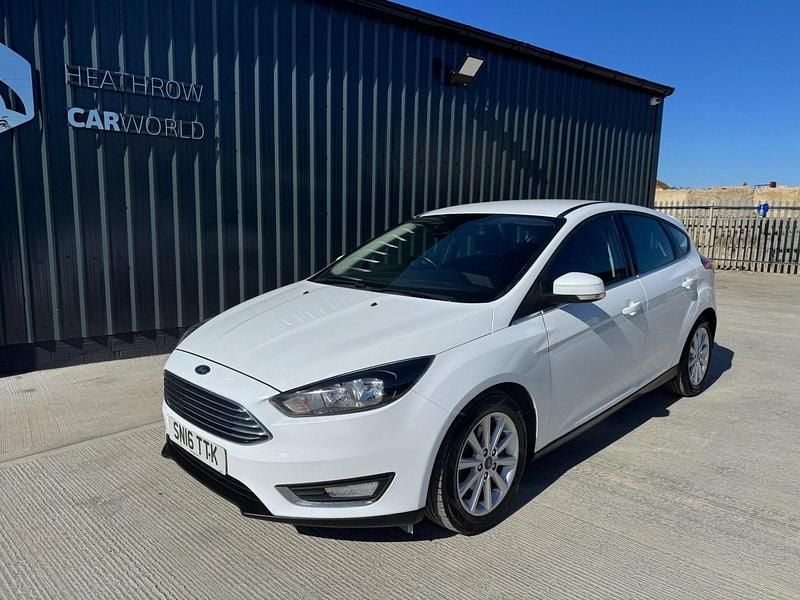 Begagnad Ford Focus Titanium 120 HK (88 kW) 2016 Vit Halvkombi