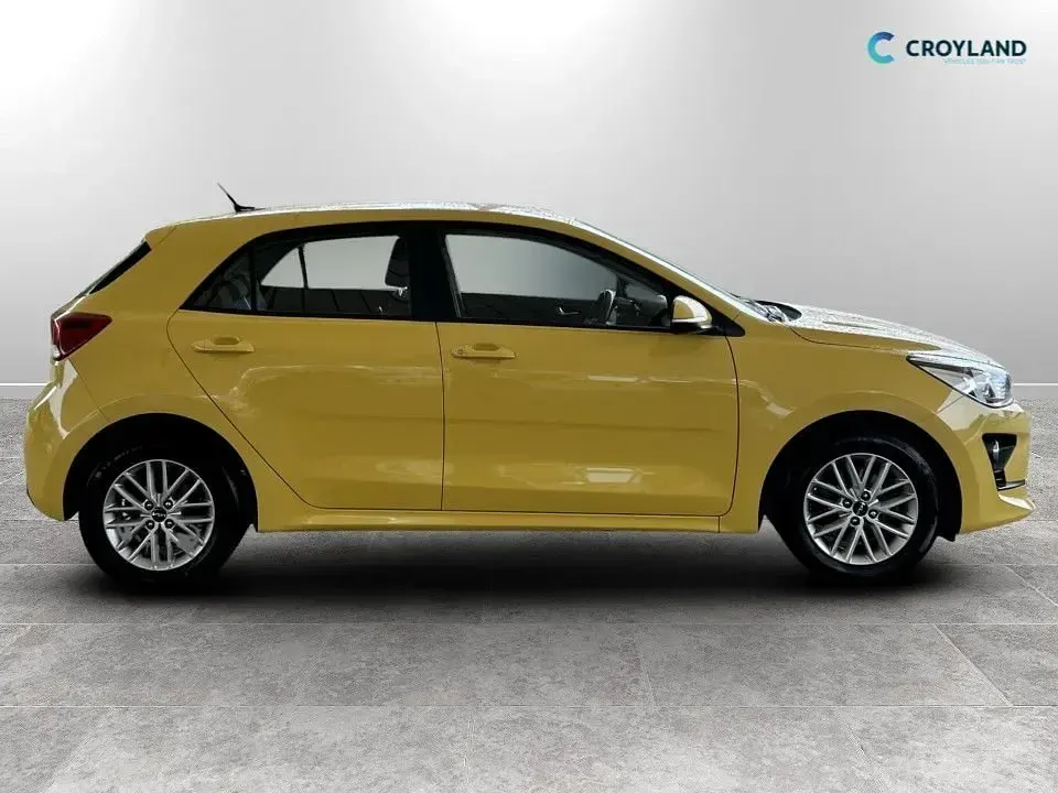 Used Kia Rio 83 HP (61 kW) 2023 Yellow Hatchback