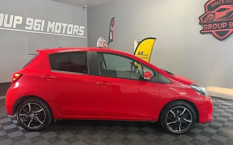 Used Toyota Yaris Sport 99 HP (72 kW) 2015 Red Hatchback