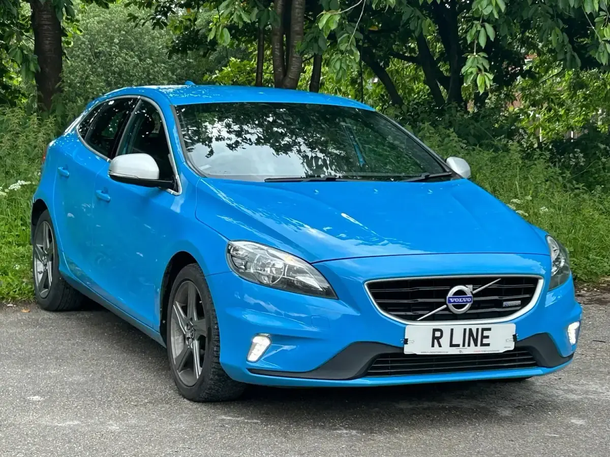 Used Volvo V40 R-Design 115 HP (84 kW) 2014 Blue Hatchback