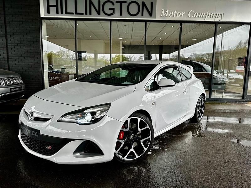 Used Vauxhall Astra GTC S 280 HP (205 kW) 2014 White Hatchback