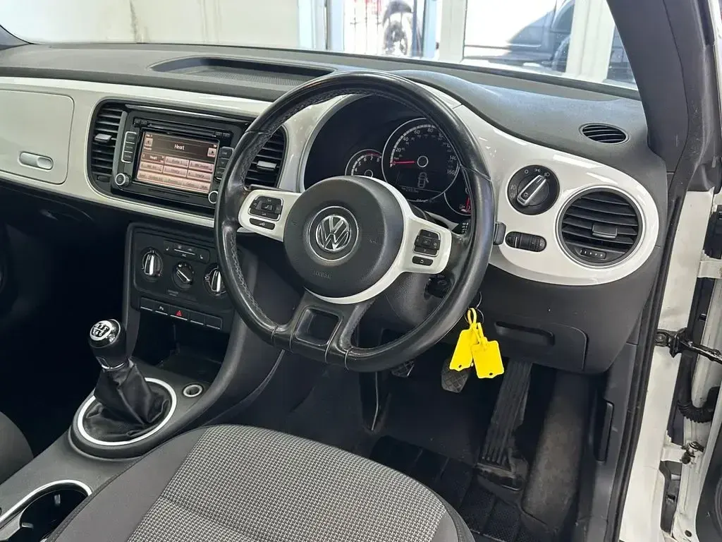 Used VW Beetle Design 105 HP (77 kW) 2014 White Hatchback