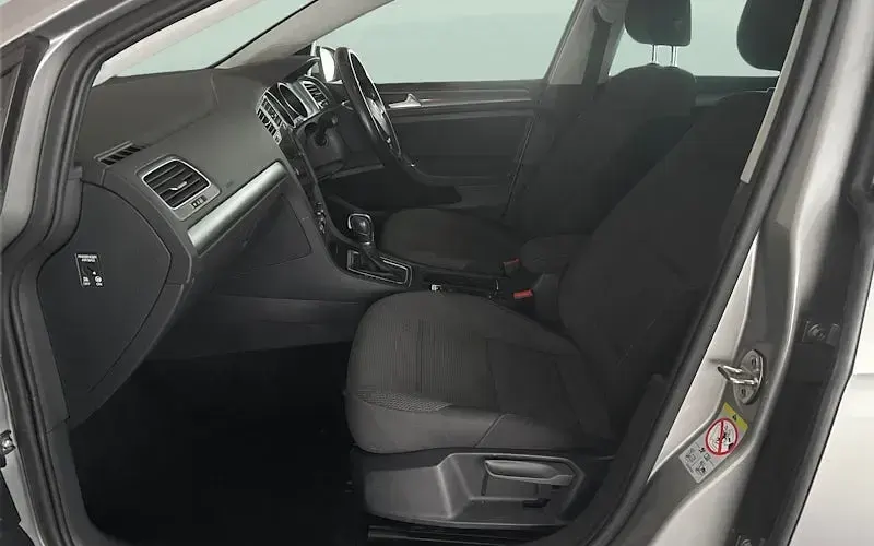 Begagnad VW Golf VII Match 131 HK (96 kW) 2019 Silver Halvkombi