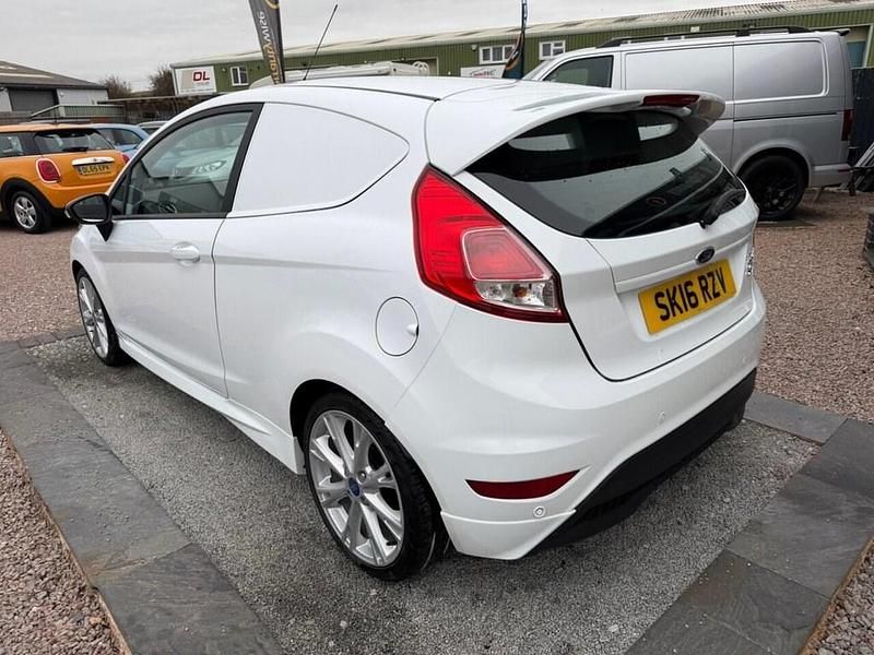 Used Ford Fiesta Sport 94 HP (69 kW) 2016 White Van
