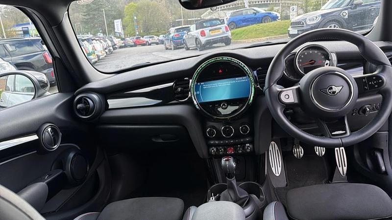 Usado Mini Cooper Hatch 134 CV (98 kW) 2022 Plateado Utilitario